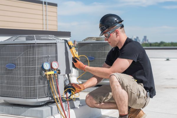 Atlanta Commercial HVAC technician diagnosing a rooftop heat pump cooling issue at an Atlanta business property.